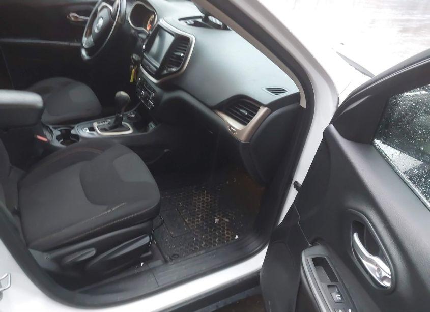 Photo 5 of 2016 Jeep Cherokee LATITUDE (VIN 1C4PJMCB2GW227875)