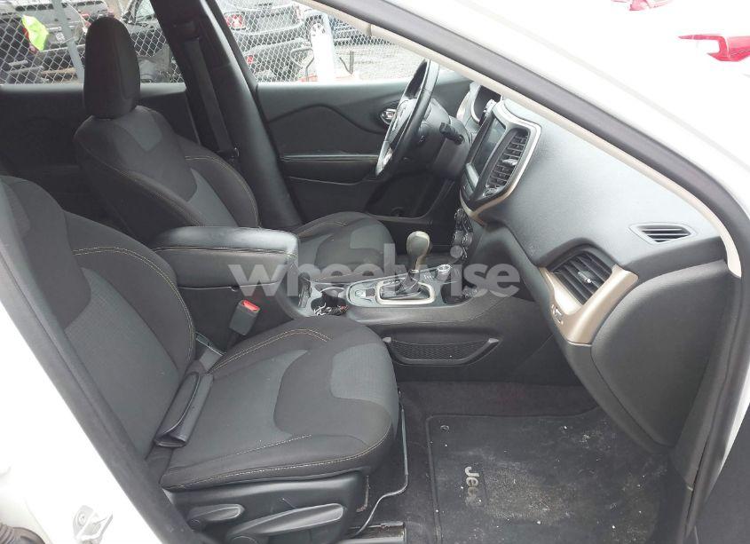 Photo 5 of 2016 Jeep Cherokee LATITUDE (VIN 1C4PJMCB2GW372186)