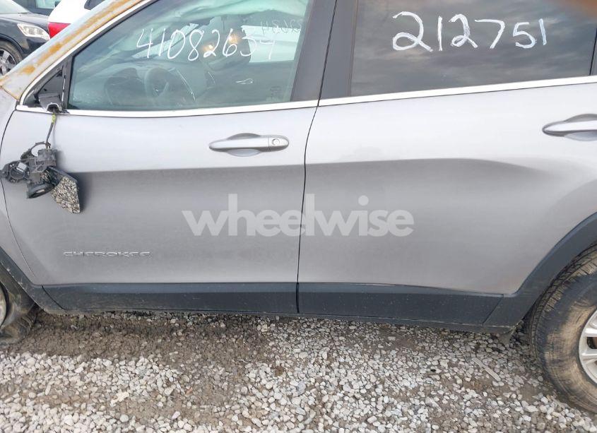 Photo 15 of 2019 Jeep Cherokee LATITUDE 4X4 (VIN 1C4PJMCB2KD212751)