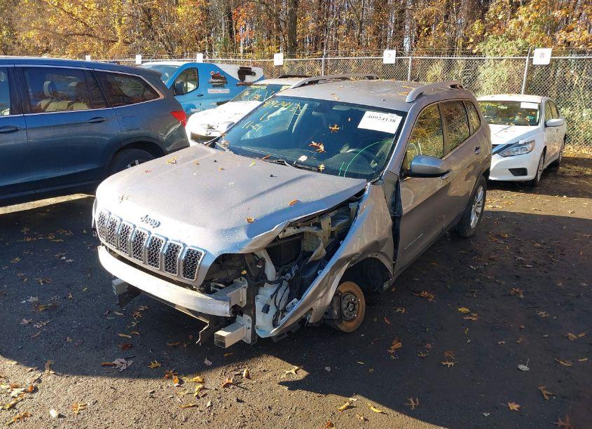 Photo 2 of 2019 Jeep Cherokee LATITUDE 4X4 (VIN 1C4PJMCB2KD228447)