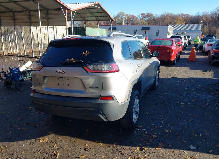 Photo 4 of 2019 Jeep Cherokee LATITUDE 4X4 (VIN 1C4PJMCB2KD228447)