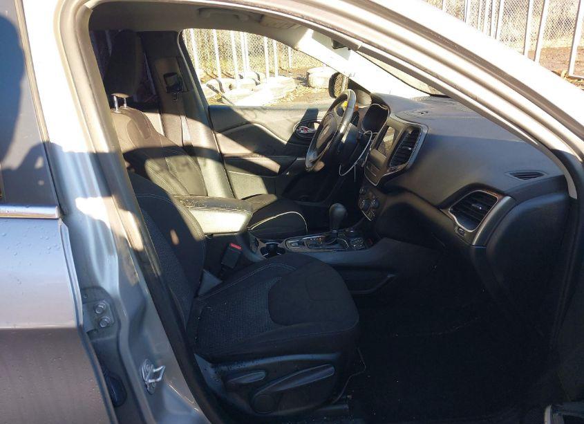 Photo 5 of 2019 Jeep Cherokee LATITUDE 4X4 (VIN 1C4PJMCB2KD228447)