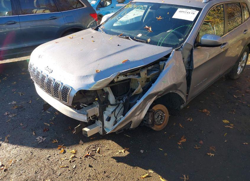 Photo 6 of 2019 Jeep Cherokee LATITUDE 4X4 (VIN 1C4PJMCB2KD228447)