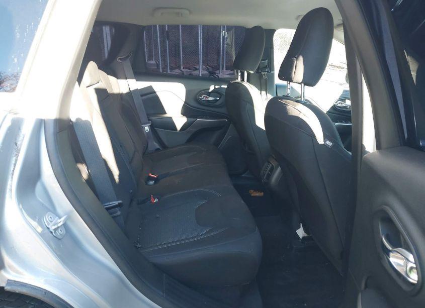 Photo 8 of 2019 Jeep Cherokee LATITUDE 4X4 (VIN 1C4PJMCB2KD228447)