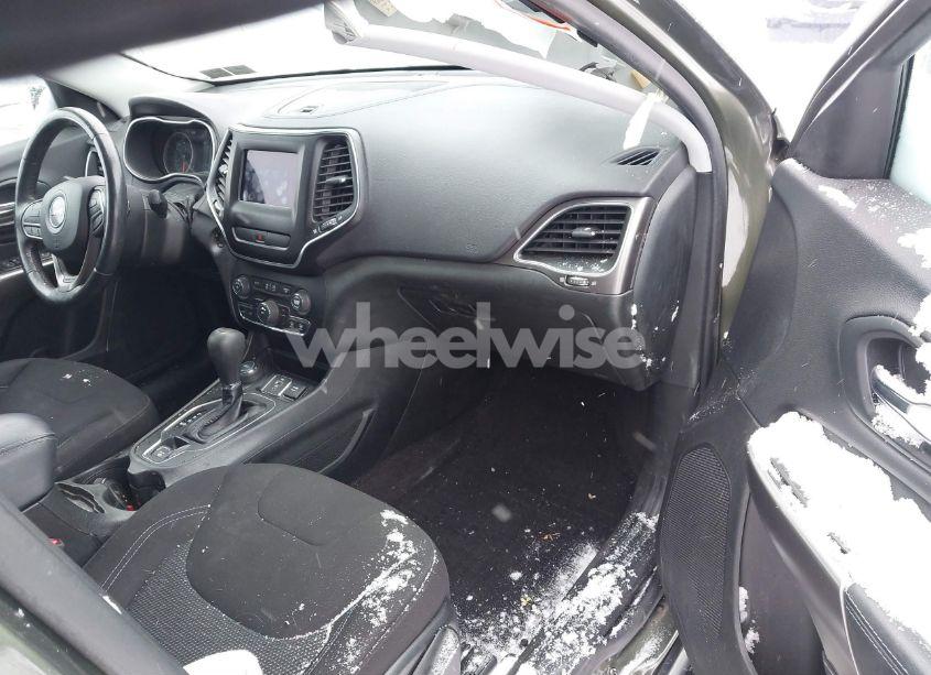 Photo 5 of 2019 Jeep Cherokee LATITUDE 4X4 (VIN 1C4PJMCB2KD254885)