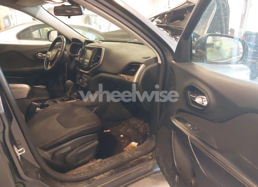 Photo 5 of 2016 Jeep Cherokee LATITUDE (VIN 1C4PJMCB3GW187502)