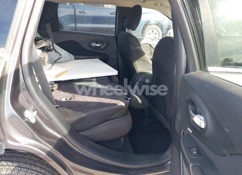 Photo 8 of 2016 Jeep Cherokee LATITUDE (VIN 1C4PJMCB3GW252316)