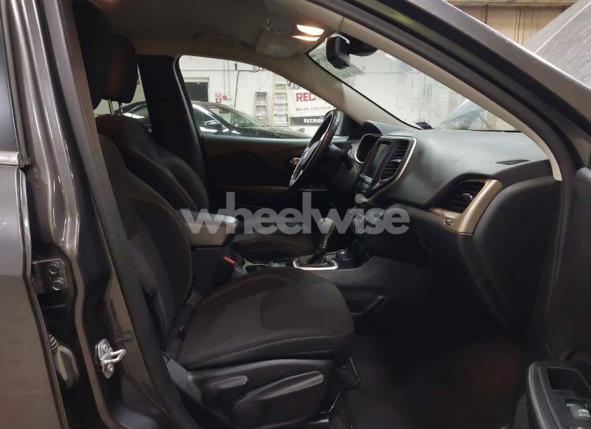 Photo 5 of 2016 Jeep Cherokee LATITUDE (VIN 1C4PJMCB3GW267804)