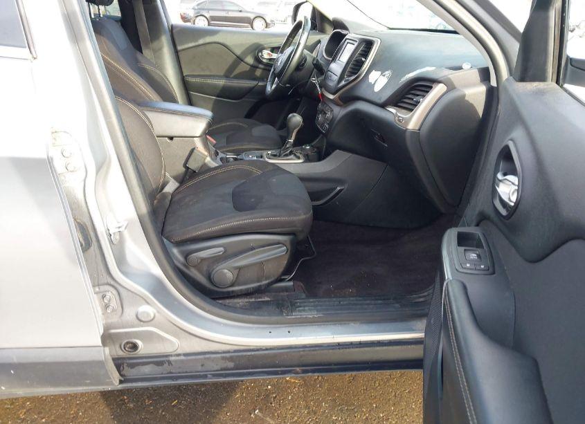 Photo 5 of 2016 Jeep Cherokee LATITUDE (VIN 1C4PJMCB3GW304818)