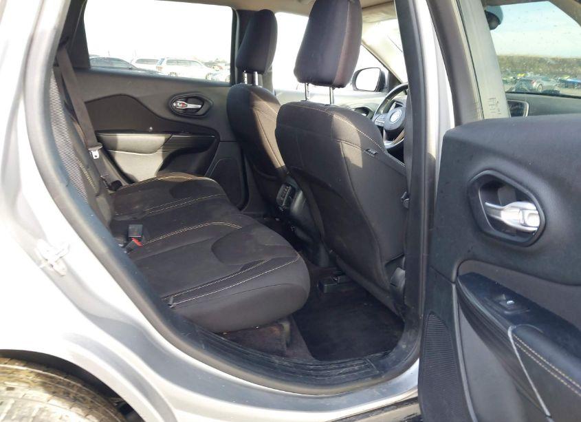 Photo 8 of 2016 Jeep Cherokee LATITUDE (VIN 1C4PJMCB3GW304818)