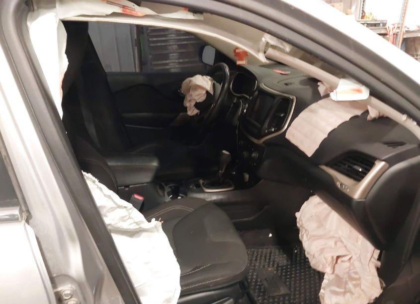 Photo 5 of 2017 Jeep Cherokee LATITUDE 4X4 (VIN 1C4PJMCB3HD213870)