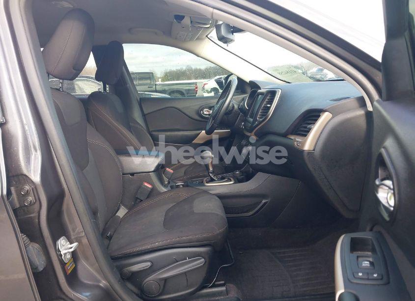 Photo 5 of 2017 Jeep Cherokee LATITUDE 4X4 (VIN 1C4PJMCB3HW570714)