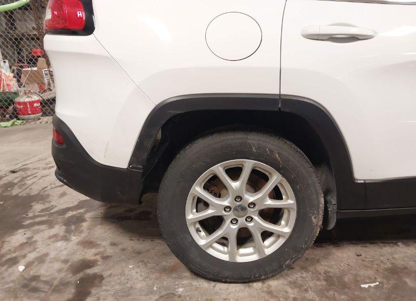 Photo 6 of 2015 Jeep Cherokee LATITUDE (VIN 1C4PJMCB4FW794457)