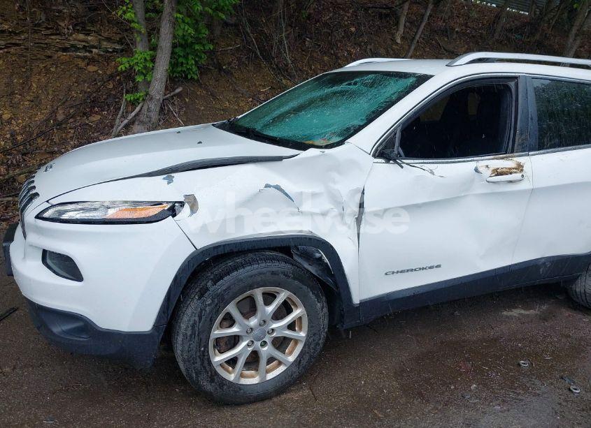 Photo 6 of 2016 Jeep Cherokee LATITUDE (VIN 1C4PJMCB4GW117832)