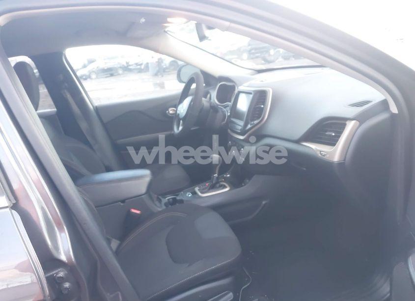 Photo 5 of 2016 Jeep Cherokee LATITUDE (VIN 1C4PJMCB4GW141886)