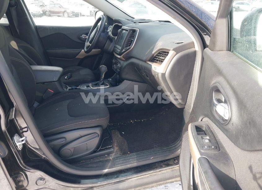 Photo 5 of 2017 Jeep Cherokee LATITUDE 4X4 (VIN 1C4PJMCB4HW605647)