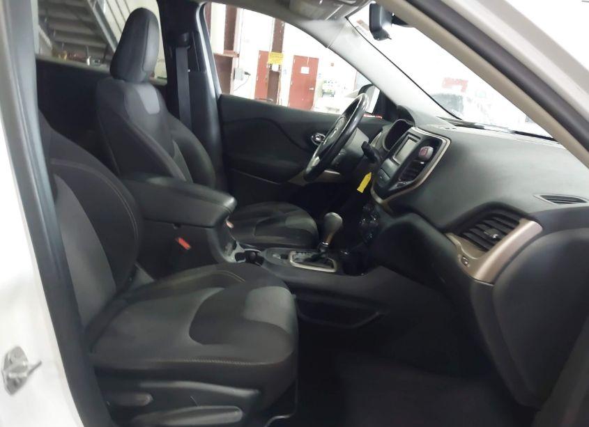 Photo 5 of 2018 Jeep Cherokee LATITUDE 4X4 (VIN 1C4PJMCB4JD581576)