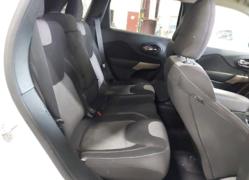 Photo 8 of 2018 Jeep Cherokee LATITUDE 4X4 (VIN 1C4PJMCB4JD581576)