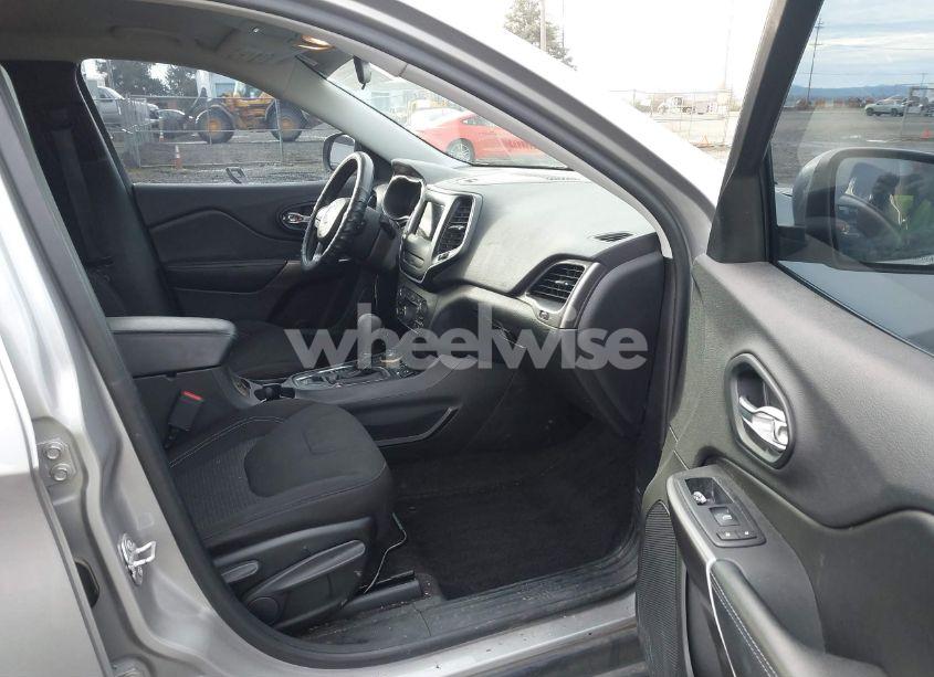 Photo 5 of 2019 Jeep Cherokee LATITUDE 4X4 (VIN 1C4PJMCB4KD120833)