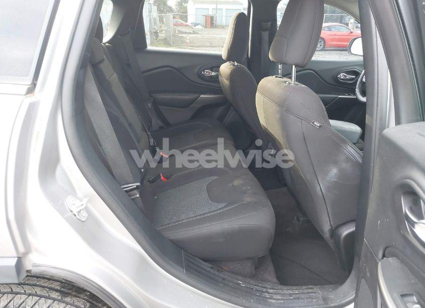 Photo 8 of 2019 Jeep Cherokee LATITUDE 4X4 (VIN 1C4PJMCB4KD120833)