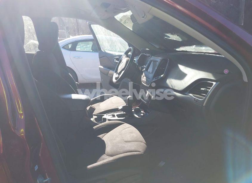 Photo 5 of 2019 Jeep Cherokee LATITUDE 4X4 (VIN 1C4PJMCB4KD190249)