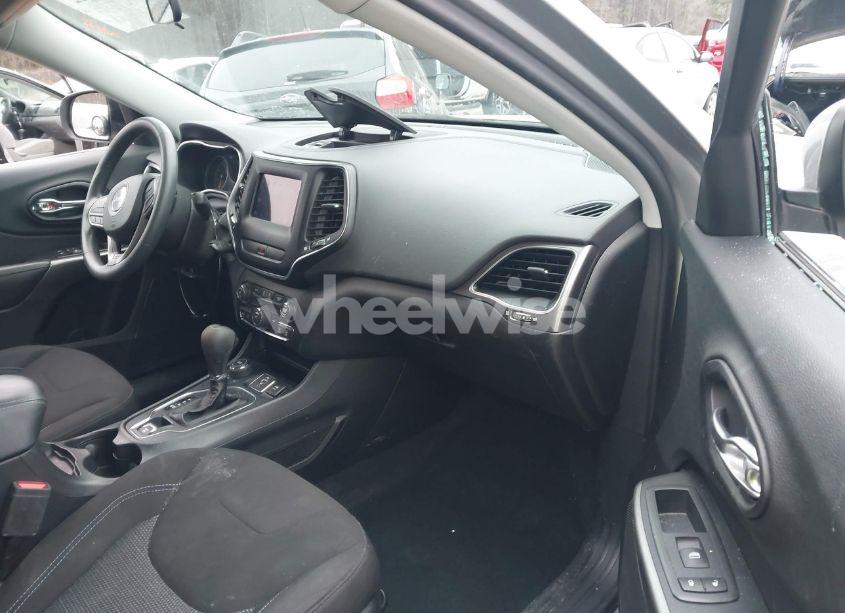 Photo 5 of 2019 Jeep Cherokee LATITUDE 4X4 (VIN 1C4PJMCB4KD425944)