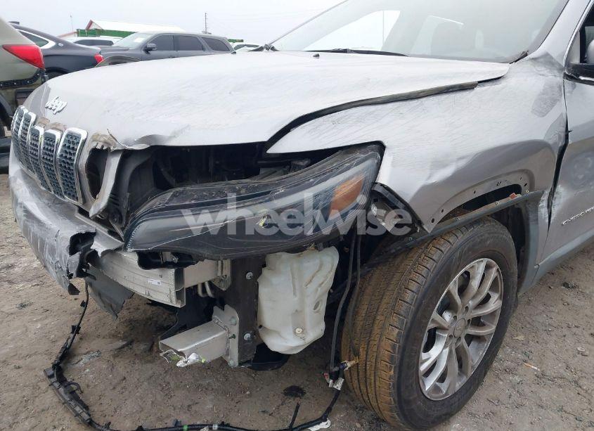 Photo 6 of 2019 Jeep Cherokee LATITUDE 4X4 (VIN 1C4PJMCB4KD425944)