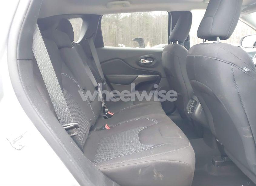 Photo 8 of 2019 Jeep Cherokee LATITUDE 4X4 (VIN 1C4PJMCB4KD425944)