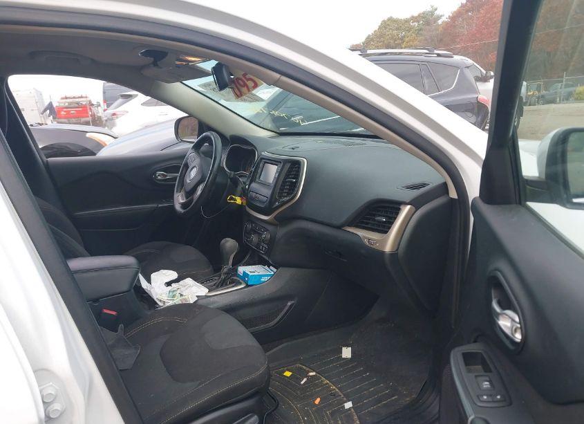 Photo 5 of 2016 Jeep Cherokee LATITUDE (VIN 1C4PJMCB5GW187646)