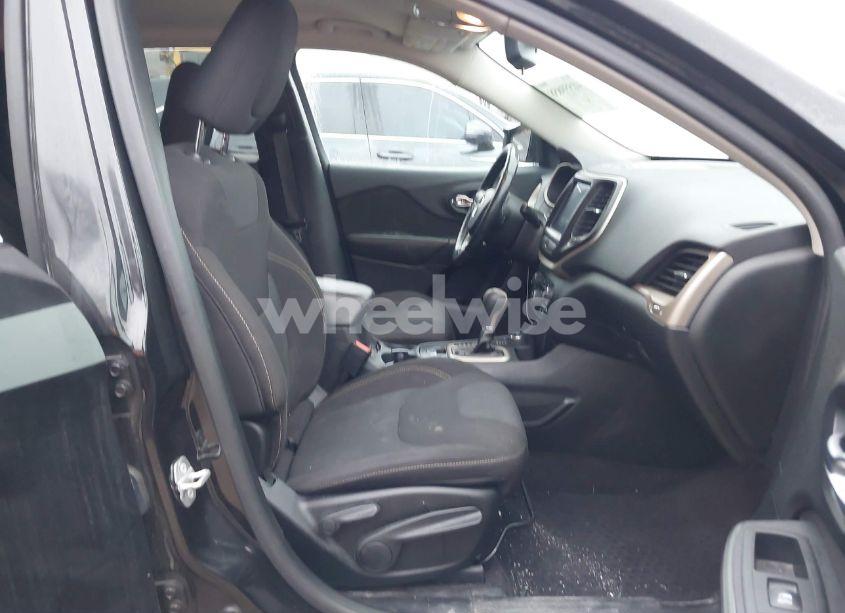 Photo 5 of 2016 Jeep Cherokee LATITUDE (VIN 1C4PJMCB5GW203392)