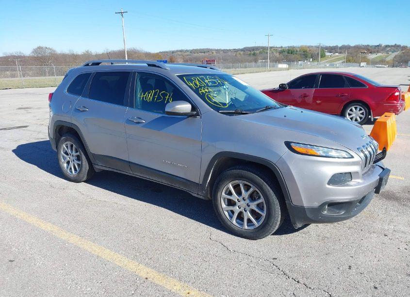 2018 Jeep Cherokee LATITUDE 4X4 (VIN 1C4PJMCB5JD570781) main photo
