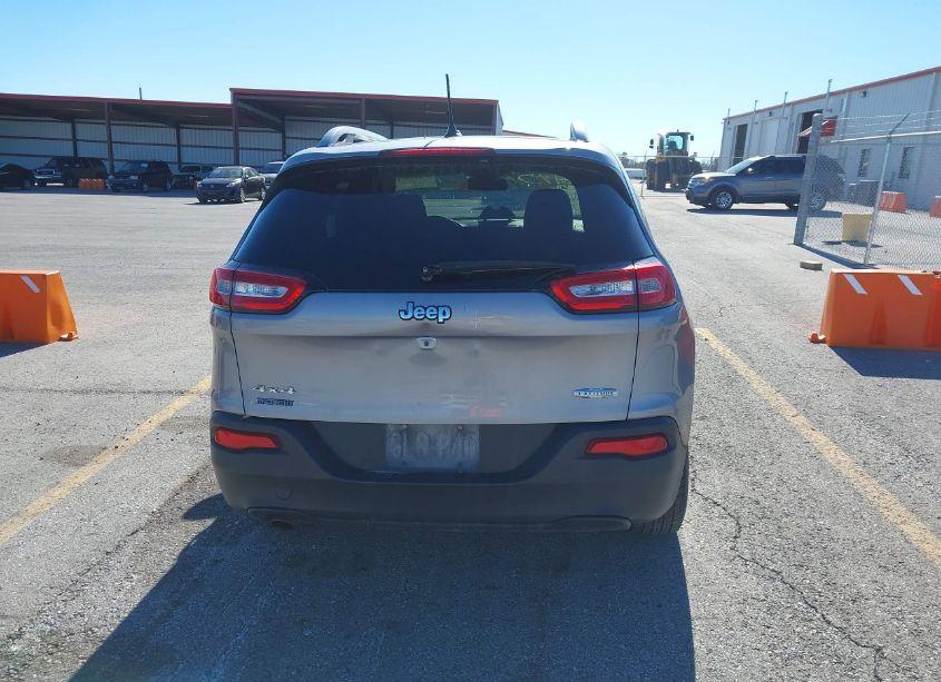 Photo 16 of 2018 Jeep Cherokee LATITUDE 4X4 (VIN 1C4PJMCB5JD570781)