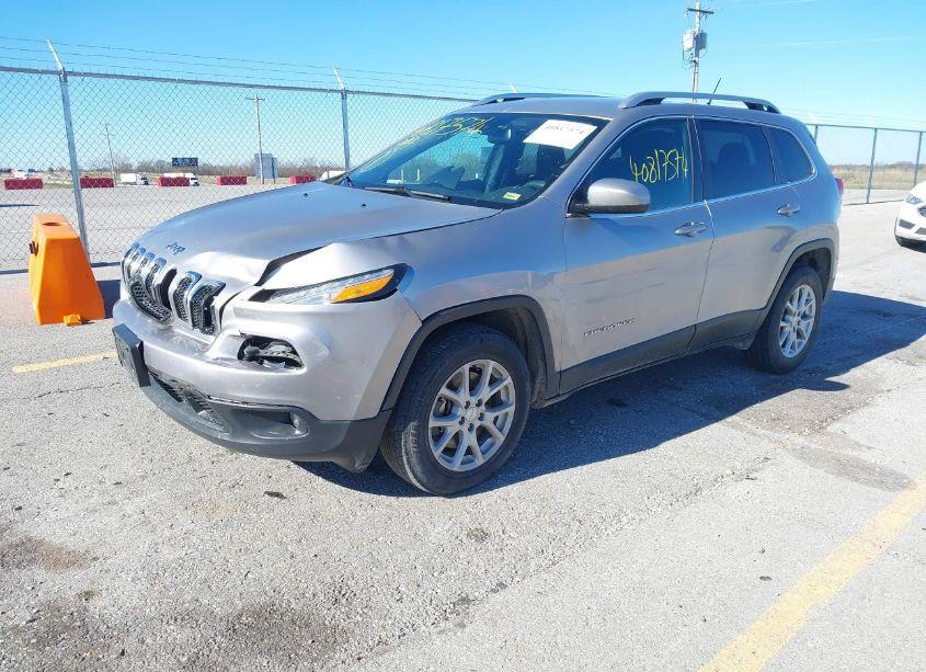 Photo 2 of 2018 Jeep Cherokee LATITUDE 4X4 (VIN 1C4PJMCB5JD570781)