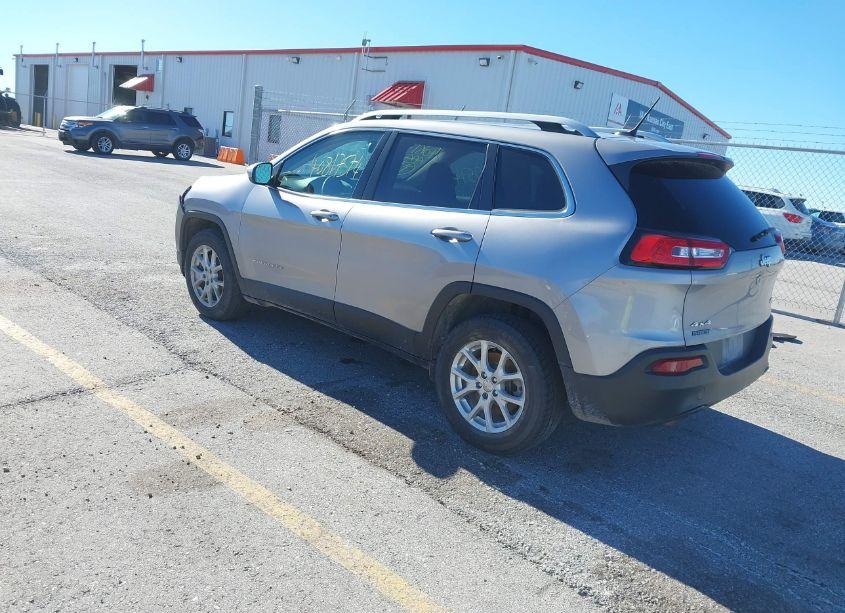 Photo 3 of 2018 Jeep Cherokee LATITUDE 4X4 (VIN 1C4PJMCB5JD570781)