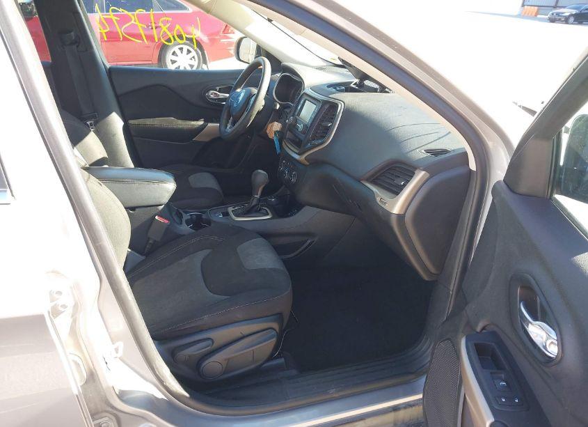 Photo 5 of 2018 Jeep Cherokee LATITUDE 4X4 (VIN 1C4PJMCB5JD570781)