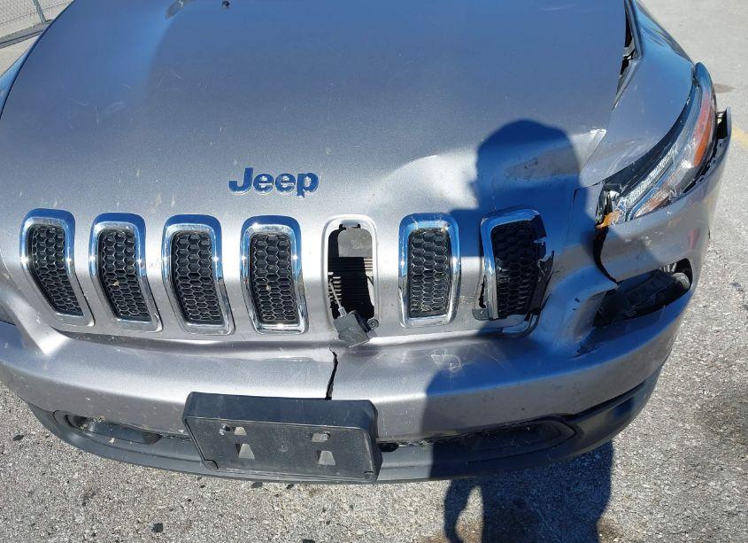 Photo 6 of 2018 Jeep Cherokee LATITUDE 4X4 (VIN 1C4PJMCB5JD570781)