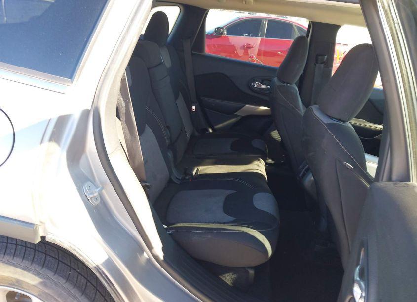 Photo 8 of 2018 Jeep Cherokee LATITUDE 4X4 (VIN 1C4PJMCB5JD570781)