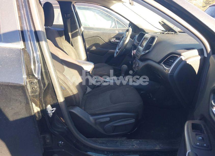 Photo 5 of 2019 Jeep Cherokee LATITUDE 4X4 (VIN 1C4PJMCB5KD346671)