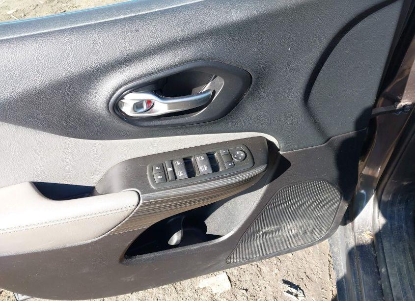 Photo 20 of 2014 Jeep Cherokee LATITUDE (VIN 1C4PJMCB6EW227844)