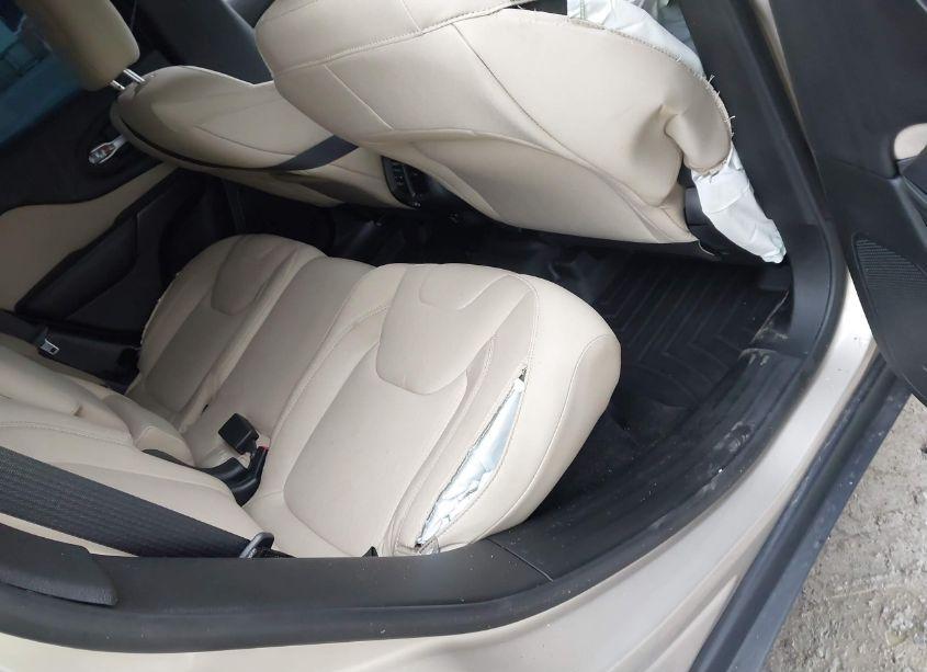 Photo 8 of 2015 Jeep Cherokee LATITUDE (VIN 1C4PJMCB6FW556691)