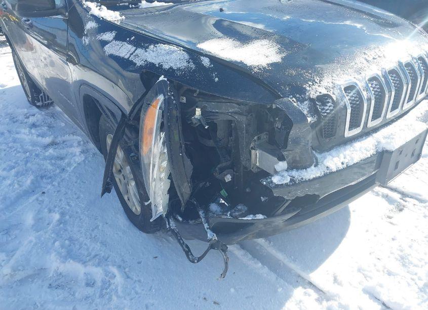 Photo 6 of 2015 Jeep Cherokee LATITUDE (VIN 1C4PJMCB6FW789423)