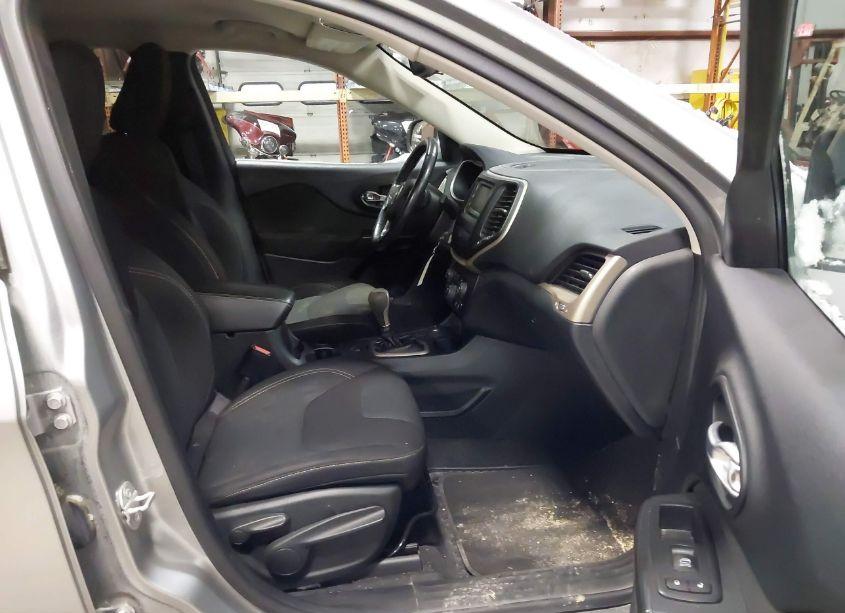 Photo 5 of 2016 Jeep Cherokee LATITUDE (VIN 1C4PJMCB6GW154915)