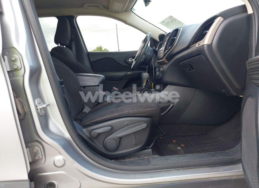 Photo 5 of 2017 Jeep Cherokee LATITUDE 4X4 (VIN 1C4PJMCB6HW524181)