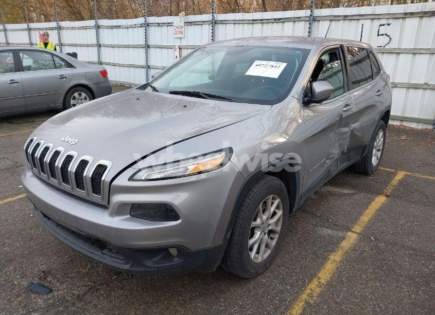 Photo 2 of 2018 Jeep Cherokee LATITUDE 4X4 (VIN 1C4PJMCB6JD569011)