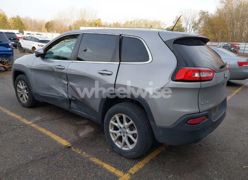 Photo 3 of 2018 Jeep Cherokee LATITUDE 4X4 (VIN 1C4PJMCB6JD569011)