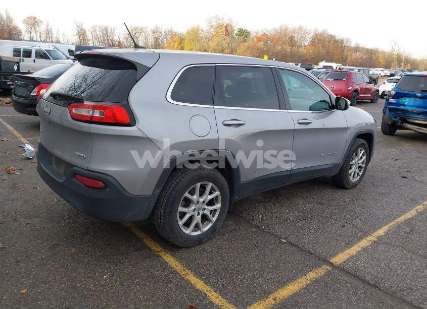 Photo 4 of 2018 Jeep Cherokee LATITUDE 4X4 (VIN 1C4PJMCB6JD569011)