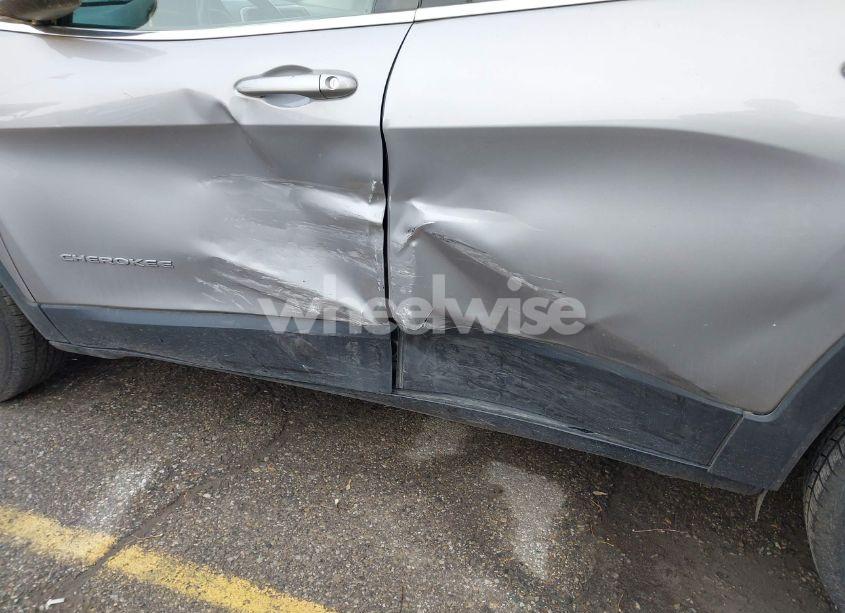 Photo 6 of 2018 Jeep Cherokee LATITUDE 4X4 (VIN 1C4PJMCB6JD569011)