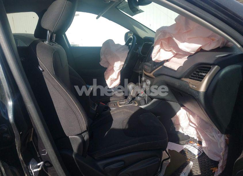 Photo 5 of 2016 Jeep Cherokee LATITUDE (VIN 1C4PJMCB7GW130851)