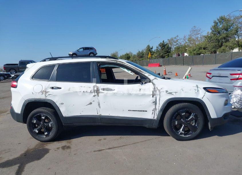 Photo 12 of 2018 Jeep Cherokee LATITUDE 4X4 (VIN 1C4PJMCB7JD602016)