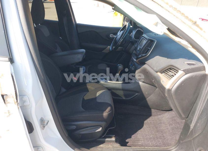 Photo 5 of 2018 Jeep Cherokee LATITUDE 4X4 (VIN 1C4PJMCB7JD602016)